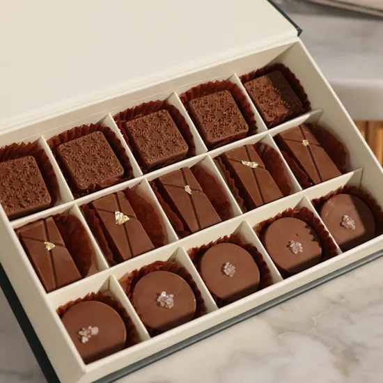 Floward Elegant Chocolates Box | Magic Pulse Flowers Vase