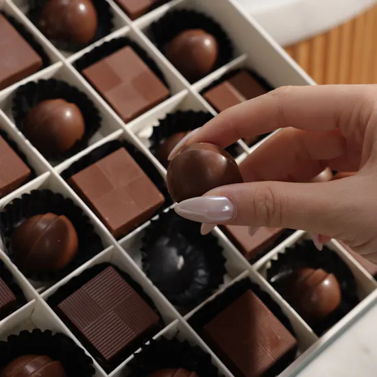Floward Essence of Joy Medium Chocolate Box