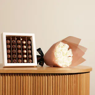 Ghazl Chocolatier Kunafa Chocolate Box | Royal White Flowers Bouquet Ghazl Chocolatier Kunafa Chocolate Box | Royal White Flowers Bouquet