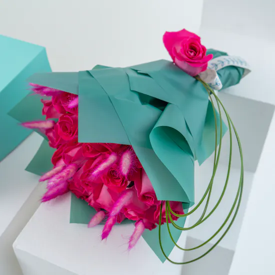 Millesaveurs Cake & Fuchsia Roses