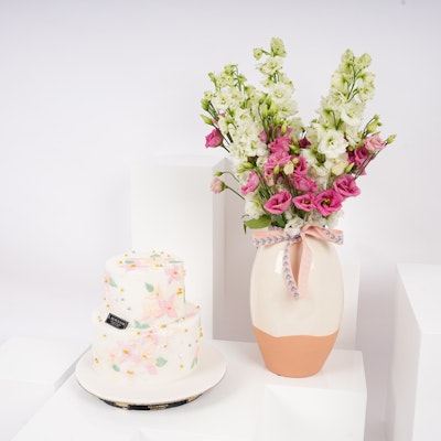 Floral Wedding Cake | Flower Vase
