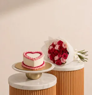 Hummingbird Bakery Personalised Vintage Heart Blush Cake | Shinny Roses Bouquet 