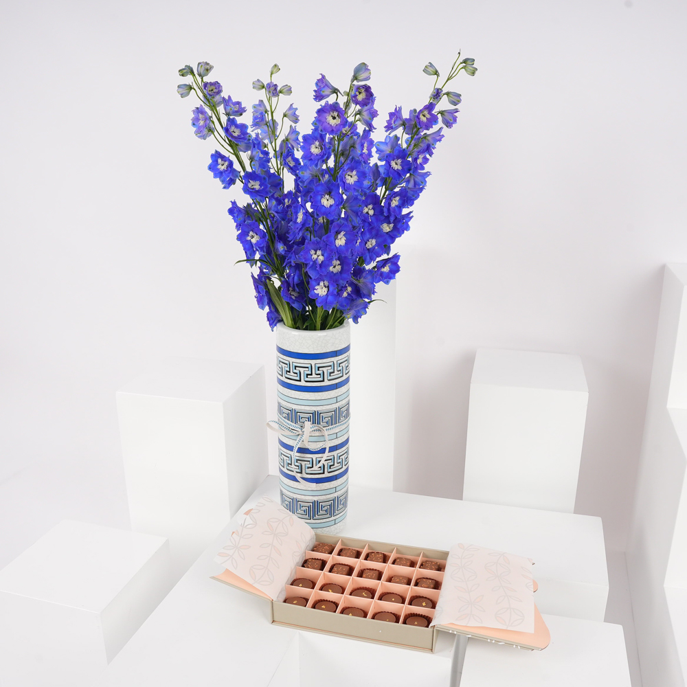 صندوق الشوكولاتة الصغير من فلاورد | دلفينيوم  ازرق