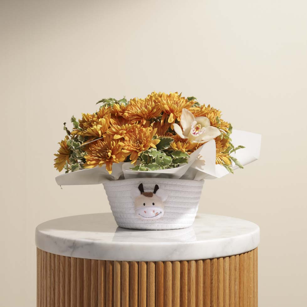 سلة زهور برتقالية لطيفة 