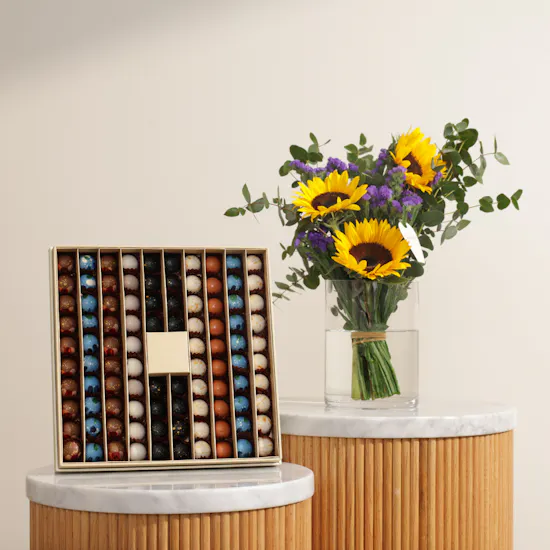 Nua Luxury Nakheel Cream Large Bonbon Box | Shinny Flower Vase