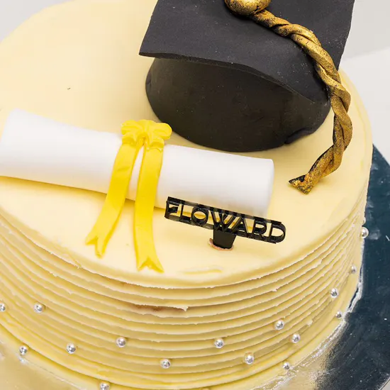 Floward Vanilla Sparkling Graduation Cake