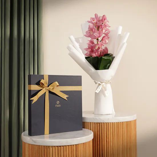 Nua Dates Classic Blue Box | Fancy Flowers Bouquet