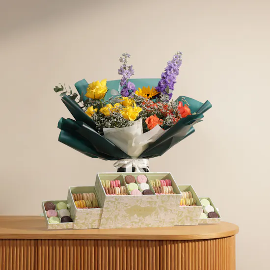 Ladurée Podium Macaron & Eugénie Box | Glamorous Flowers