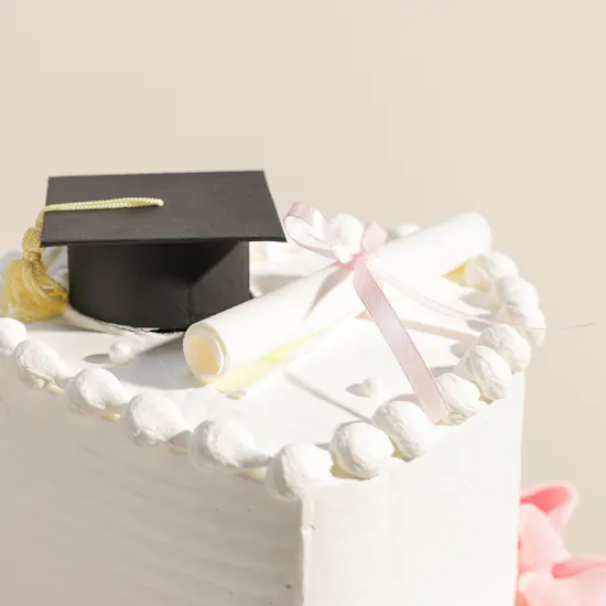 Floward Graduation Heart White Cake