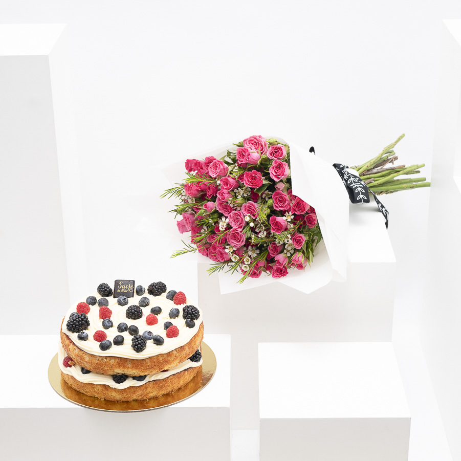 كيك فانيليا وشوكولاتة بيضاء من سكر الندى | باقة زهور فوشيا
