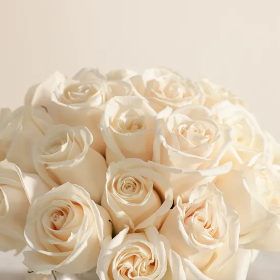 Abdul Samad Al Qurashi Elite Agarwood Oil | Serene White Roses Vase