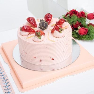 Lemon Strawberry Cake With Flowers