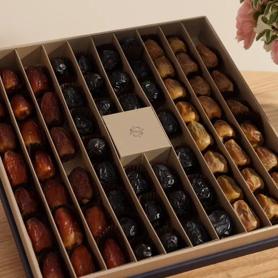 Nua Dates Luxury Box | Carnations Vase