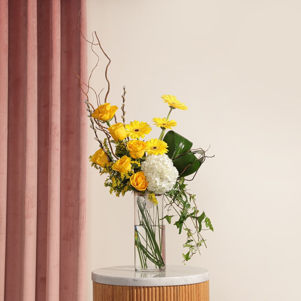 مزهرية الزهور الصفراء المشرقة