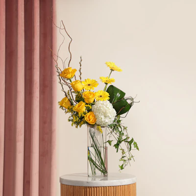 مزهرية الزهور الصفراء المشرقة مزهرية الزهور الصفراء المشرقة