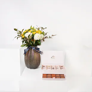 Godiva Small Royal Box | Yellow Baby Rose