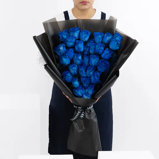 31 Blue Roses | Black Wrap