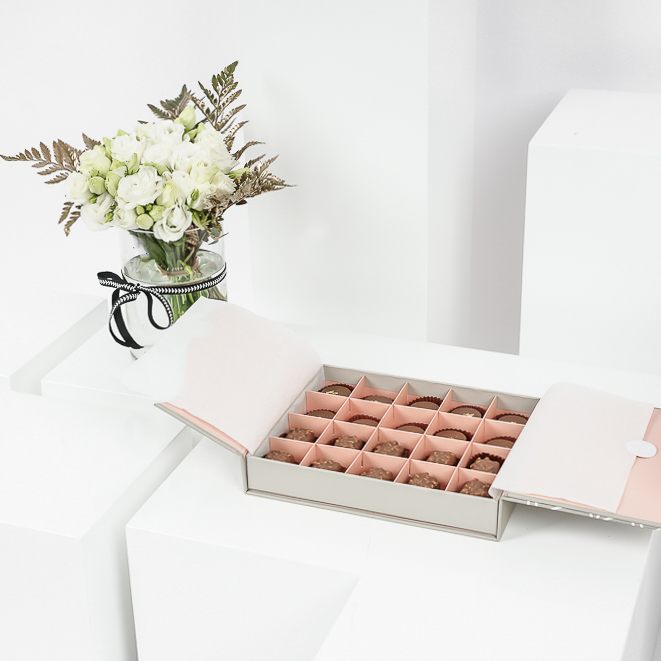 صندوق شوكولاتة متنوعة صغير | مزهرية زهور ناعمة