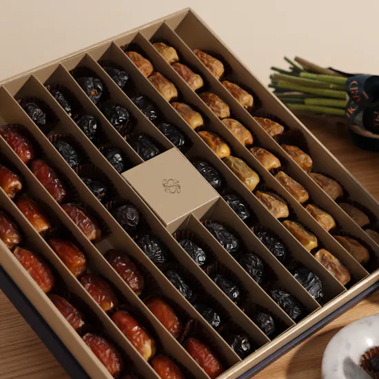 Nua Dates Luxury Gifting Box 1kg | Gerbera Bouquet