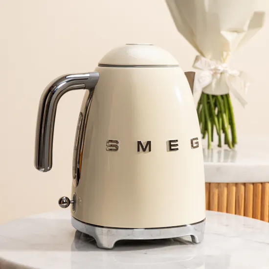 Smeg Retro Style Electric Kettle 1.7 Liter | Baby Roses Bouquet