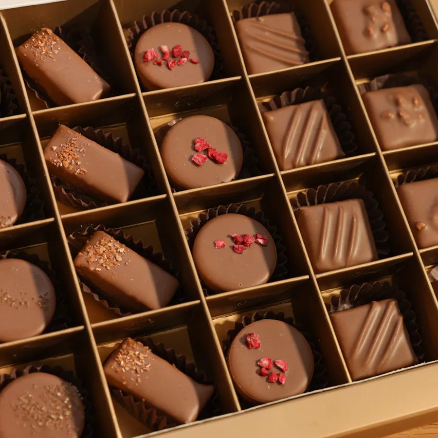 Levo Small Chocolate Box | Radiant Flowers 4