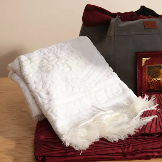 Nusuk Umrah Services Gift Voucher | Quffa Royal Prayer Gift Bag and Flowers