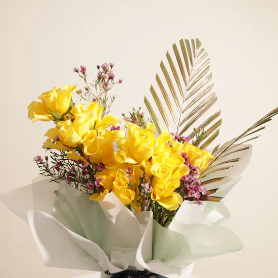 Floward Chocolate Round Glass Tray | Delightful Flower Bouquet