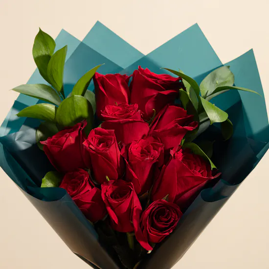 De'Longhi Dedica Pump Espresso Coffee Machine | Classy Red Roses Bouquet
