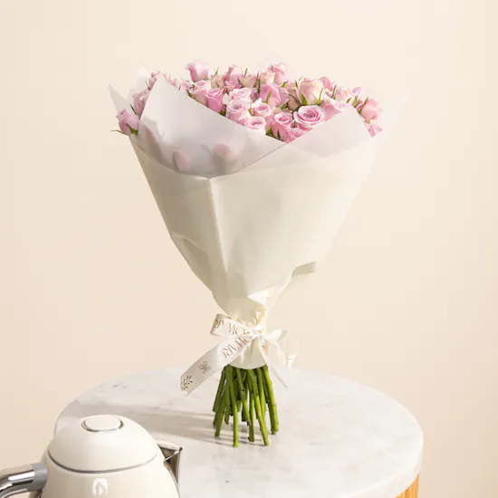Smeg Retro Style Electric Kettle 1.7 Liter | Baby Roses Bouquet