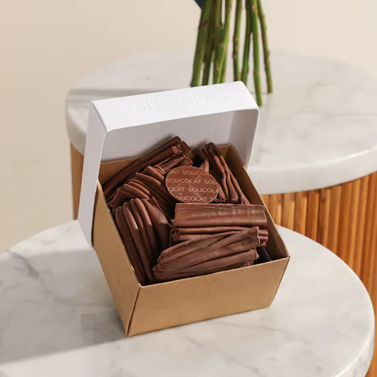 Soucolat Flakes Athel 43% Milk Chocolate Box | Gentle Flower Bouquet