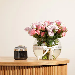 Iziq Mamool Oud | Baby Roses Vase Iziq Mamool Oud | Baby Roses Vase