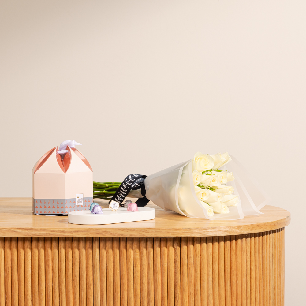 علبة شوكولاتة شان شال صغيرة | 15 وردة بيضاء