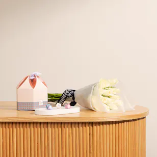 Shan Shal Small Chocolate Box | 15 White Roses Shan Shal Small Chocolate Box | 15 White Roses