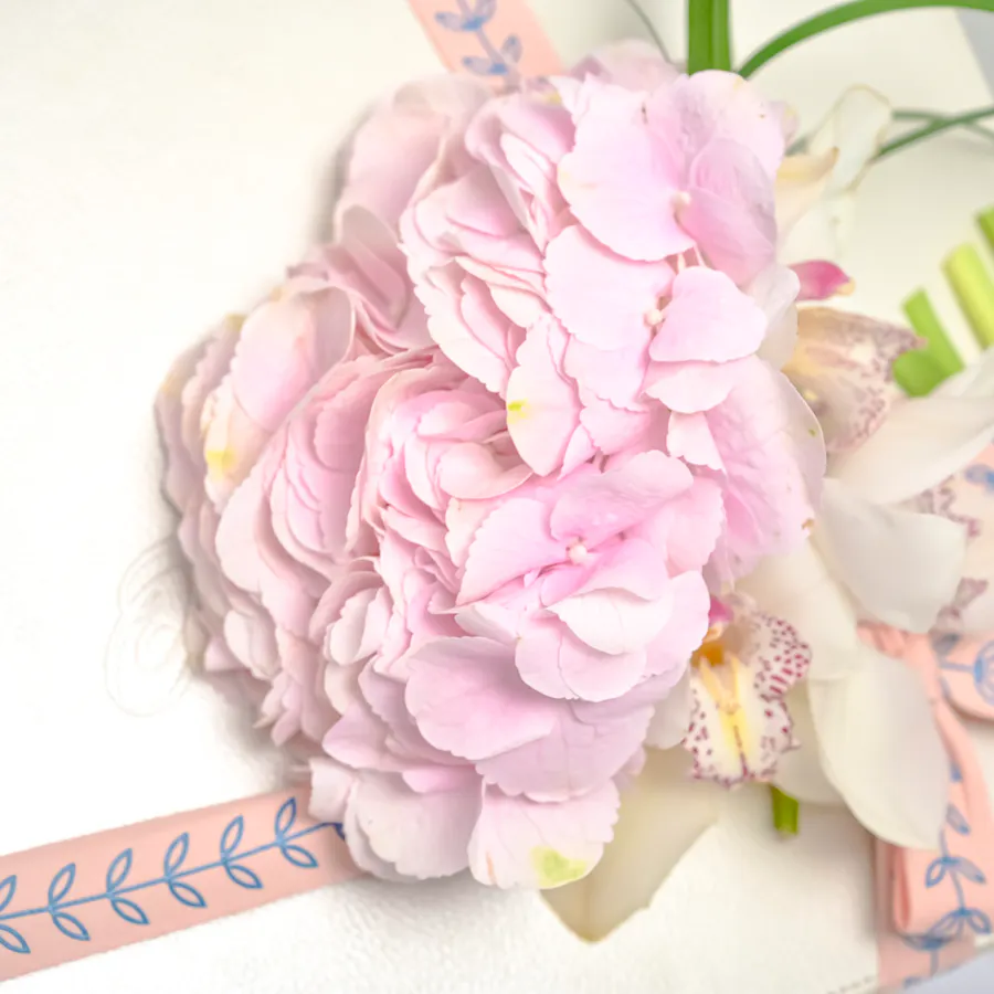 Five Leaves Tea with Delicate Blooms Bouquet  3