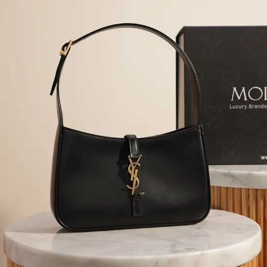 Saint Laurent LE 5 À 7 in Smooth Leather Black Handbag