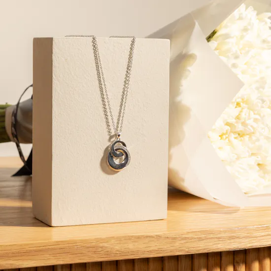 Felizmoda Silver Circles Necklace with 15 White Chrysanthemums