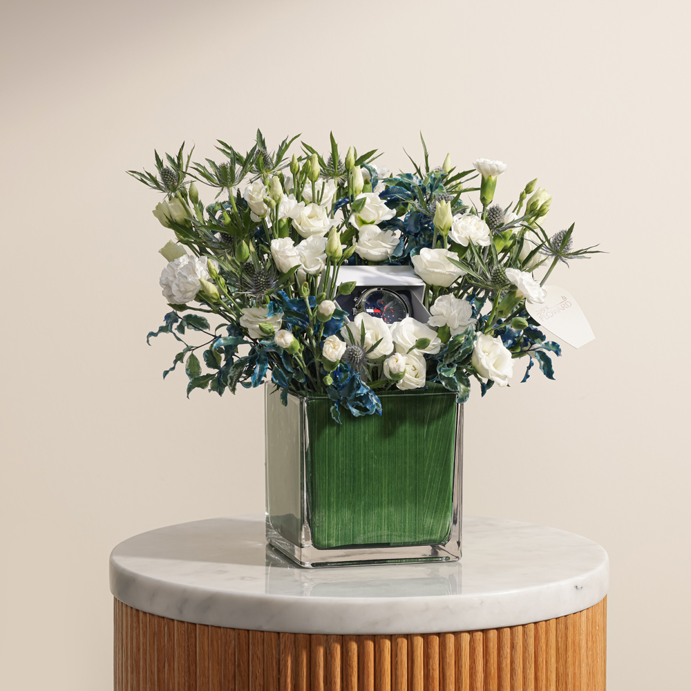 ساعة زرقاء من تومي هيلفيغر | مزهريه انيقه 