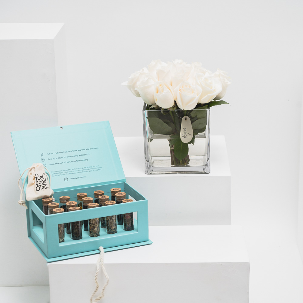 صندوق الاكتشاف الأزرق من فيل قود تي | مزهرية جوري أبيض