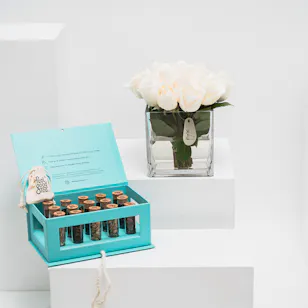Feel Good Tea Blue Discovery Box | White Roses Vase Feel Good Tea Blue Discovery Box | White Roses Vase