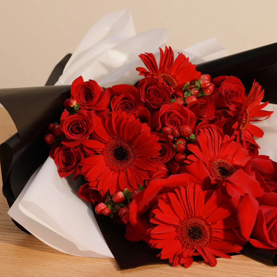 Pauseaway Couples Gateaway Retreat Voucher | Flowers Bouquet 4