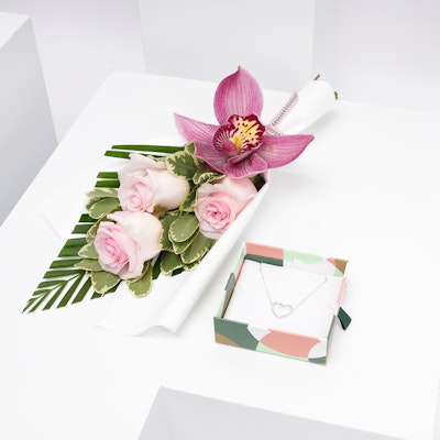 Miss L Jewelry with Pretty Flowers