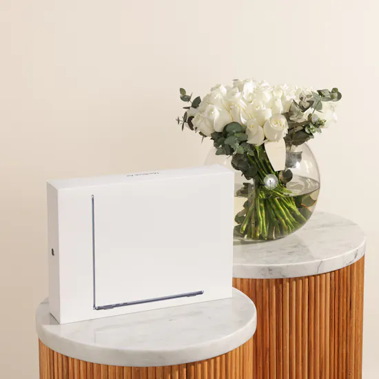 Apple MacBook Midnight Air M5 512 GB | Timeless Flower Vase