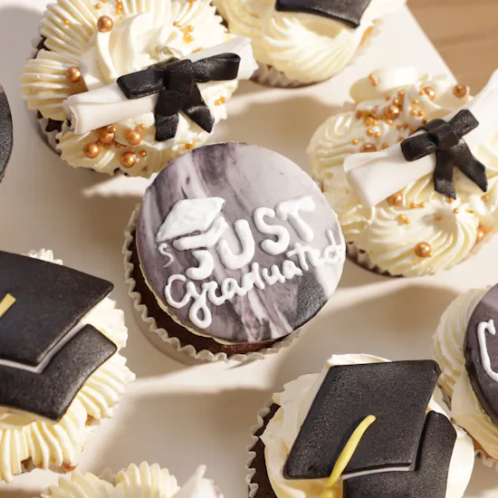 Floward Cap & Diploma Celebration Cupcakes