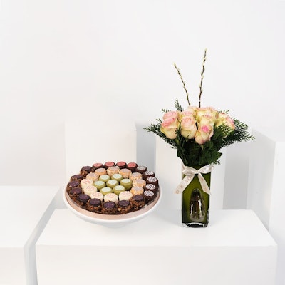 More Chocolates Mini Cakes | Flower Vase