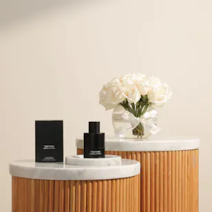 عطر اومبري ليذر او دى بارفيوم للجنسين من توم فورد | مزهرية جوري أبيض راقي