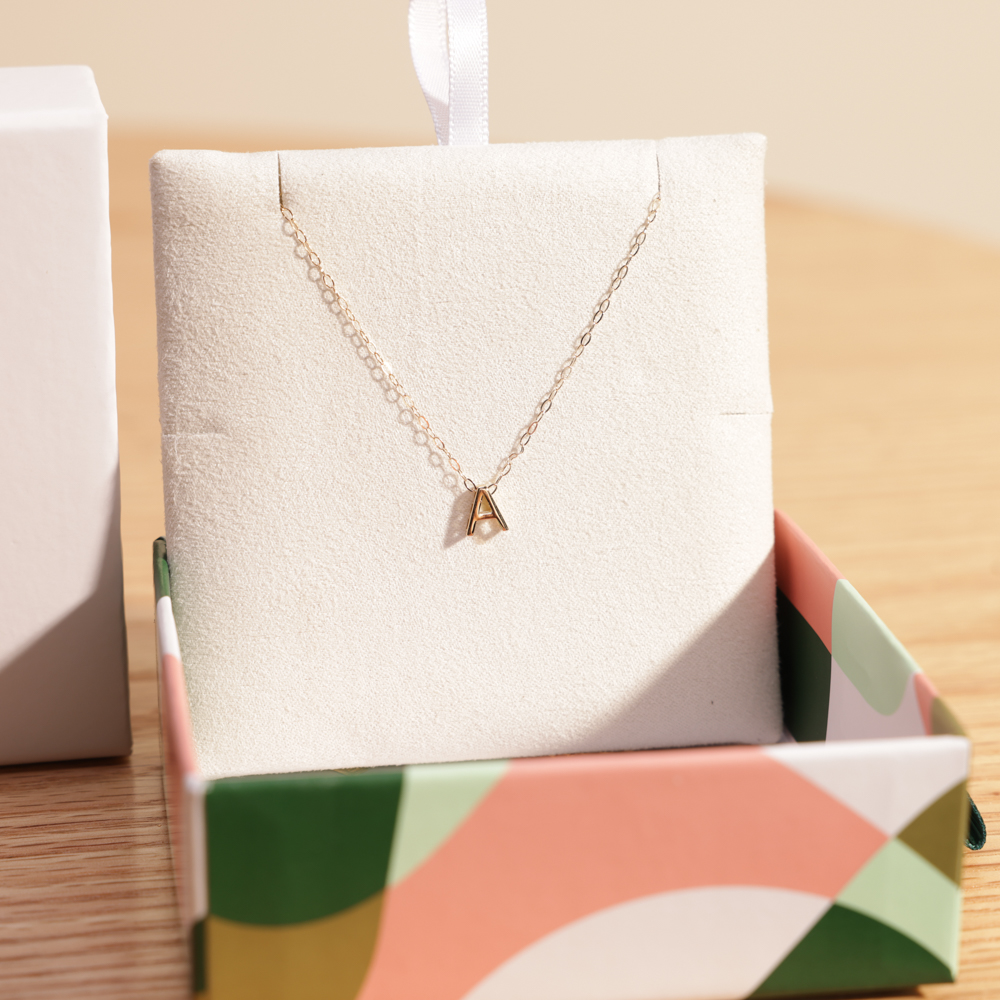 قلادة ذهب من ميس ال من لازوردي | حرف ايه