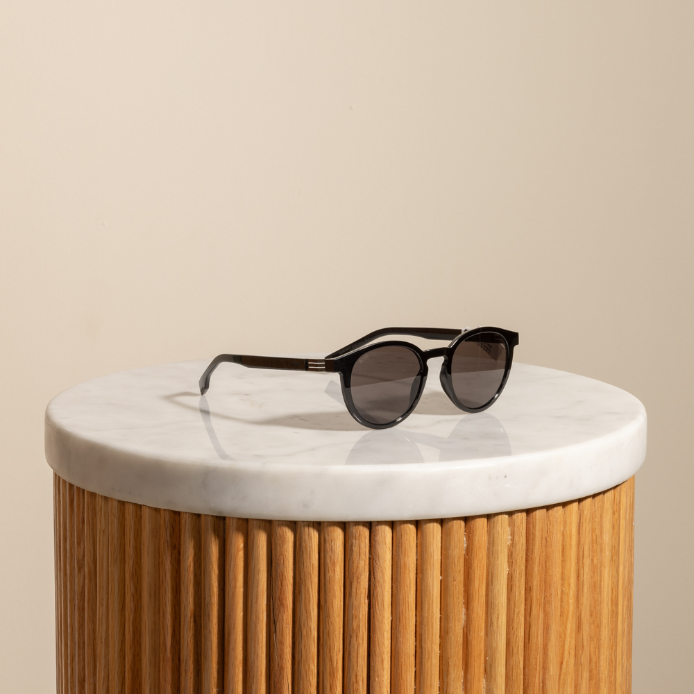 نظارات شمسية سوداء من بوس