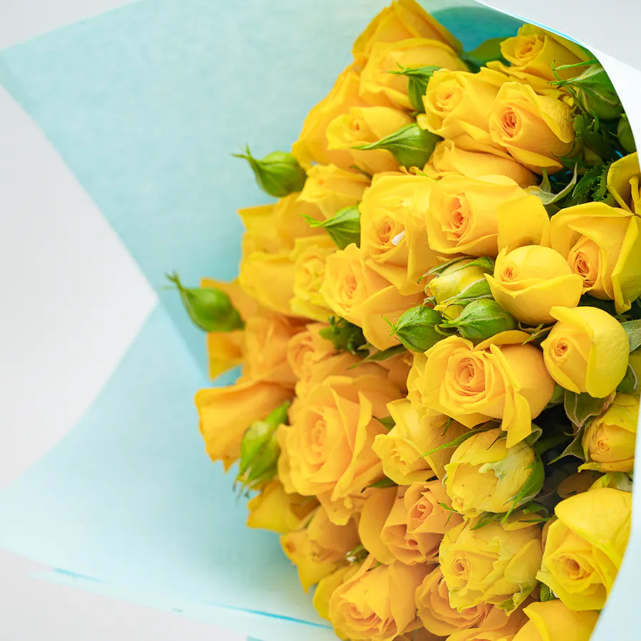Munch Bakery Chocolate Cake | Yellow Baby Roses 5