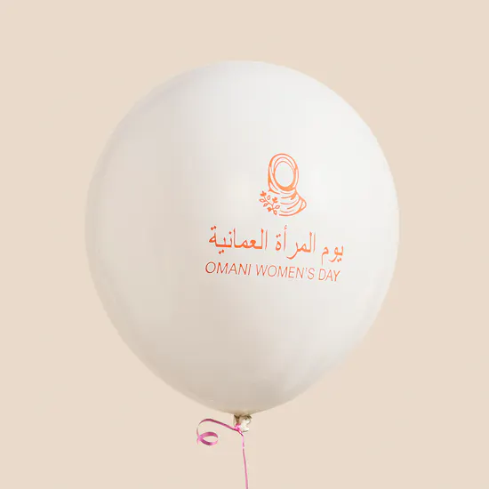 كيك يوم المرأة العمانية الراقي باللون الأخضر من فلاورد و بالون