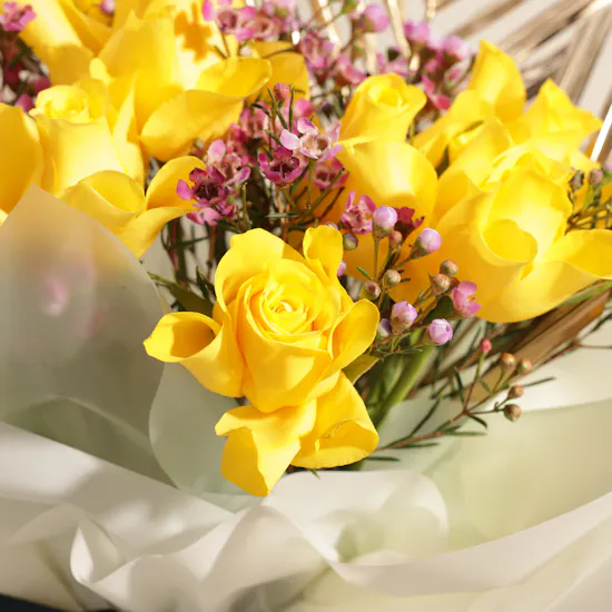 Bateel Chocolate Small Glass Tray | Enchanting Flower Bouquet